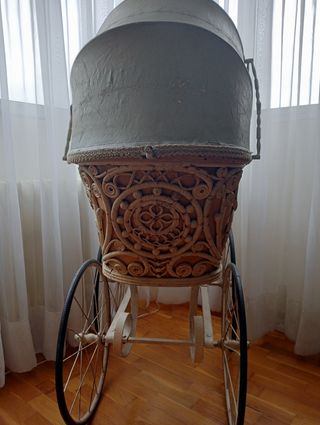 Cochecito antiguo de bebé 1900-20