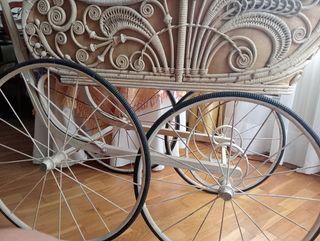 Cochecito antiguo de bebé 1900-20