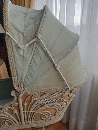 Cochecito antiguo de bebé 1900-20