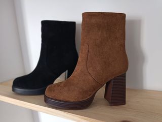 Botas de tacón mujer negras y marrones.