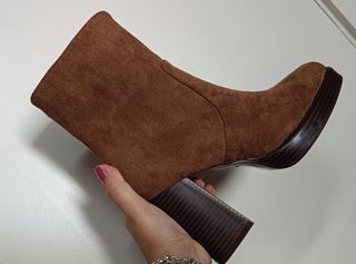 Botas de tacón mujer negras y marrones.