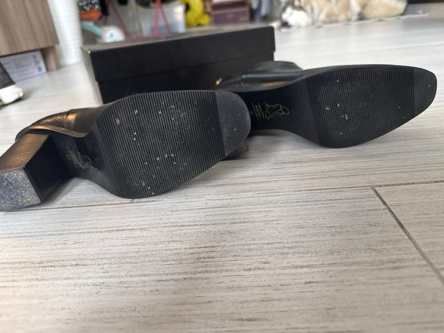 Botines negros de tacón.