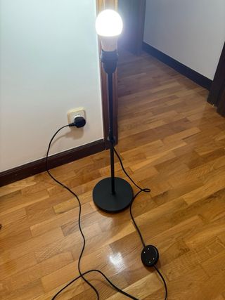 Lámpara de pie negra con interruptor