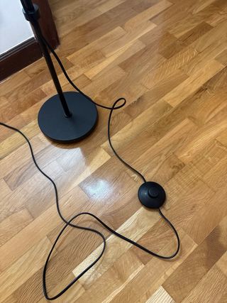 Lámpara de pie negra con interruptor