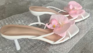 Sandalias de mujer con flor