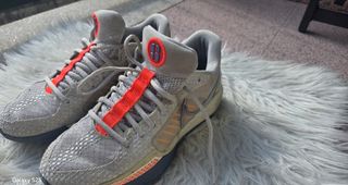 Zapatillas Nike grises y naranjas