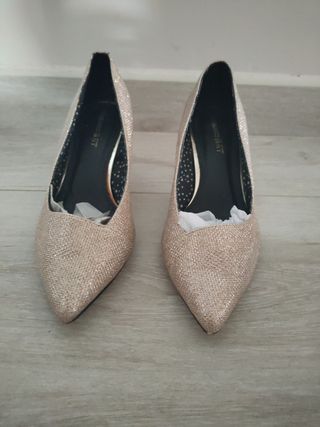 Zapatos dorados de tacón bajo