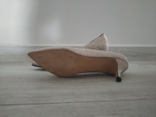 Zapatos dorados de tacón bajo