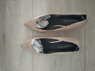 Zapatos dorados de tacón bajo