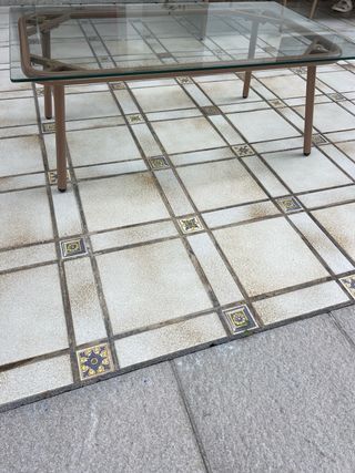 Mesa de exterior cristal y patas metal marrón