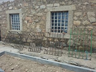 Rejas de ventana metálicas y de balcón.