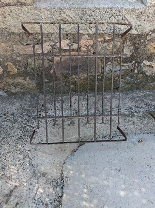 Rejas de ventana metálicas y de balcón.