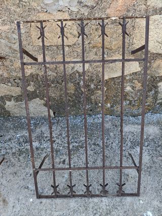 Rejas de ventana metálicas y de balcón.