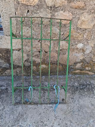 Rejas de ventana metálicas y de balcón.