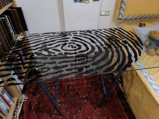 Mesa de cristal con caballetes metalicos