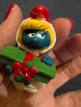 Pitufina con gorro navideño y regalo. Años 80