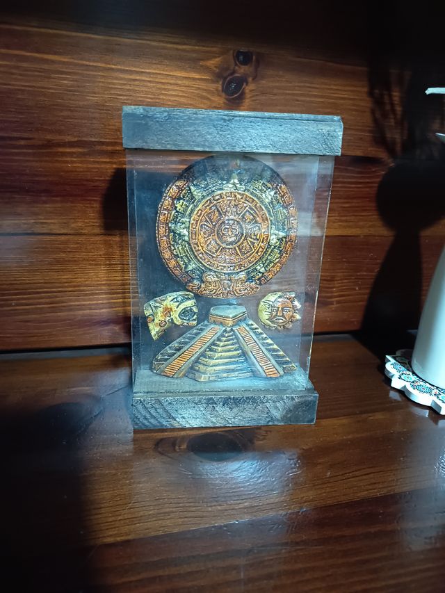 Vetrina con scultura esotica.