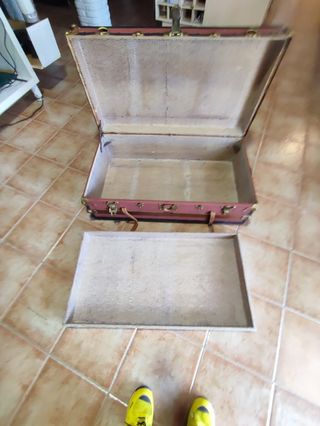 Baúl antiguo con ruedas de hierro