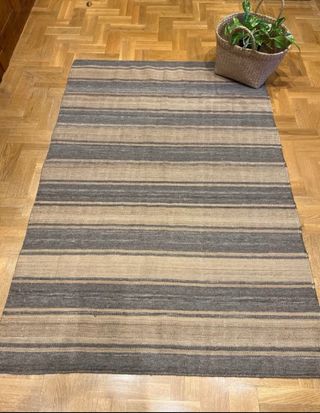 Alfombra de rayas marrón y gris