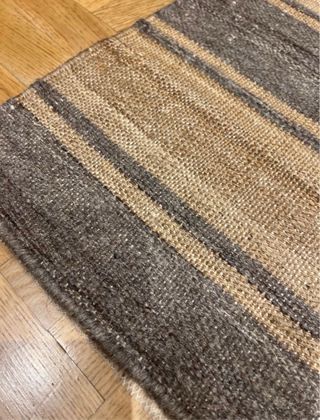 Alfombra de rayas marrón y gris