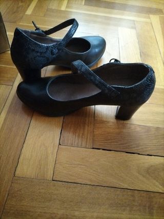 Zapatos de salón negros con pulsera