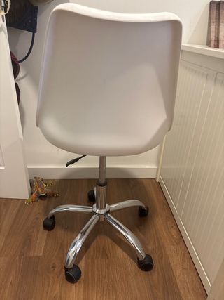 Silla de escritorio giratoria blanca y negra