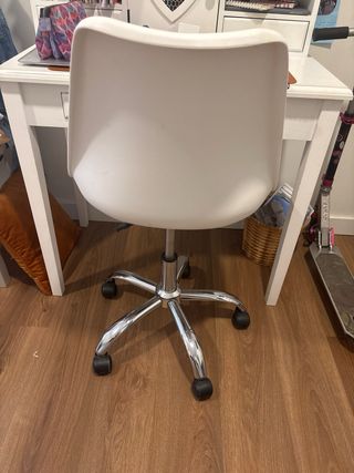 Silla de escritorio giratoria blanca y negra