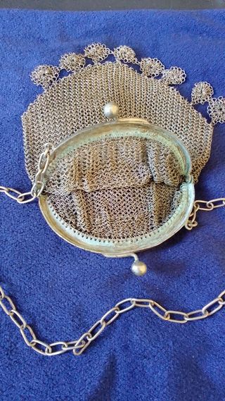 Monedero de malla plateado con cadena