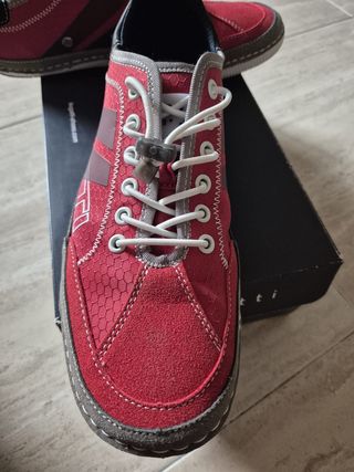 Zapatillas Bugatti rojas y negras Talla 43