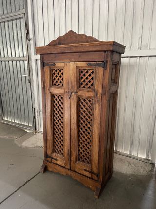 Armario de madera antigua