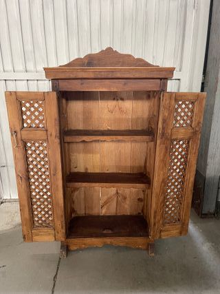 Armario de madera antigua