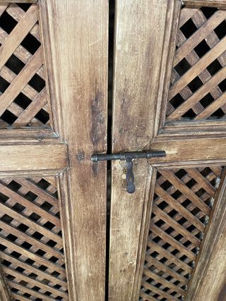 Armario de madera antigua