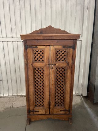 Armario de madera antigua