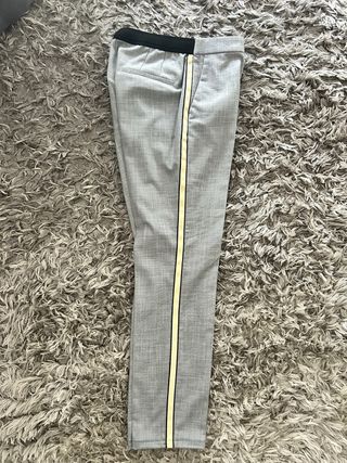 Pantalón de vestir de mujer gris con raya lateral.