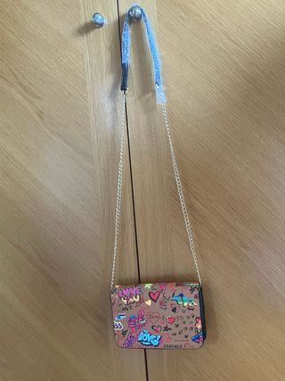 Set de dos bolsos y una cartera de mano a conjunto