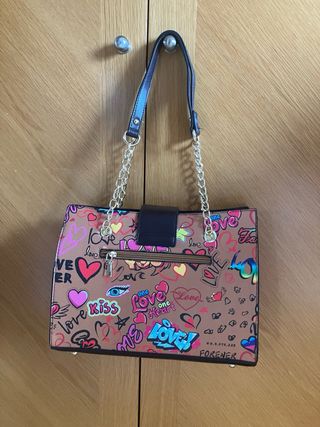 Set de dos bolsos y una cartera de mano a conjunto