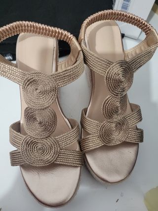 Sandalias doradas cuña esparto