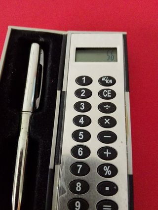 Calculadora de bolsillo con bolígrafo