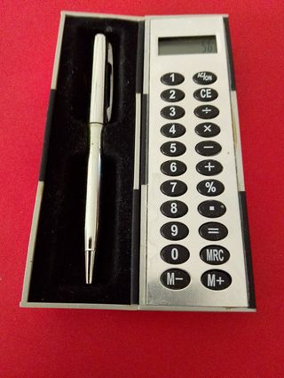 Calculadora de bolsillo con bolígrafo