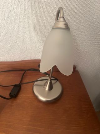 Lámpara de mesa plateada y blanca