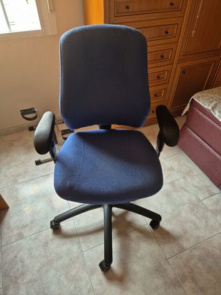 Silla de oficina azul y negra