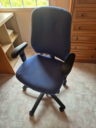 Silla de oficina azul y negra