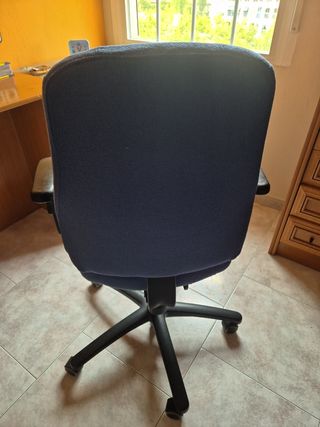 Silla de oficina azul y negra