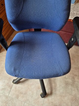 Silla de oficina azul y negra