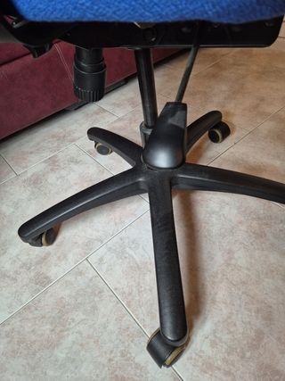 Silla de oficina azul y negra
