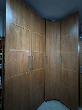 Armario esquinero de madera, prácticamente nuevo.