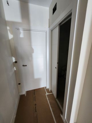 Instalación suelo flotante, rodapiés y puertas