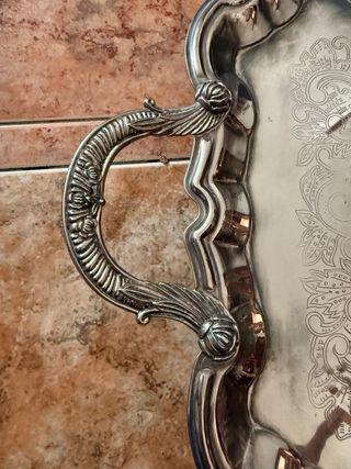 Bandeja plateada con asas decoradas