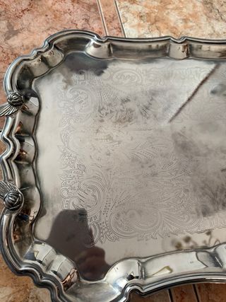 Bandeja plateada con asas decoradas