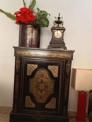 Estantería antigua decorada